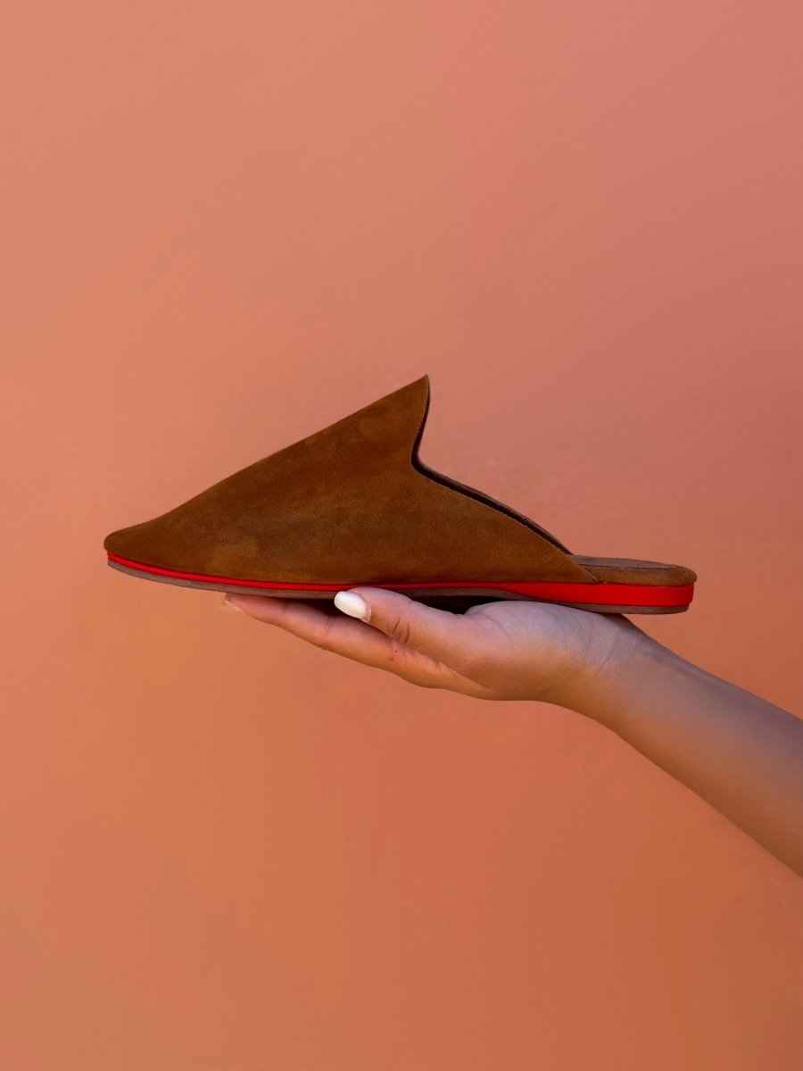 babouche belgha marron, medina marrakech marocaine femme, fait main cuir de luxe personnalisée, artisanat zellige amazigh berbère contemporain, collection atlas, semelle rouge