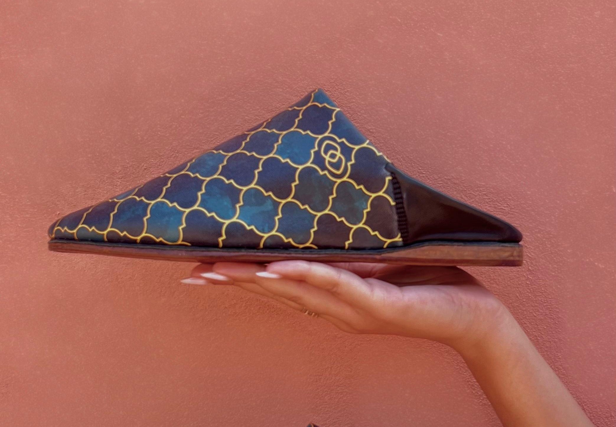 babouche personnalisée avec cuir de luxe, cadeau entreprise, avec logo sofitel marrakech