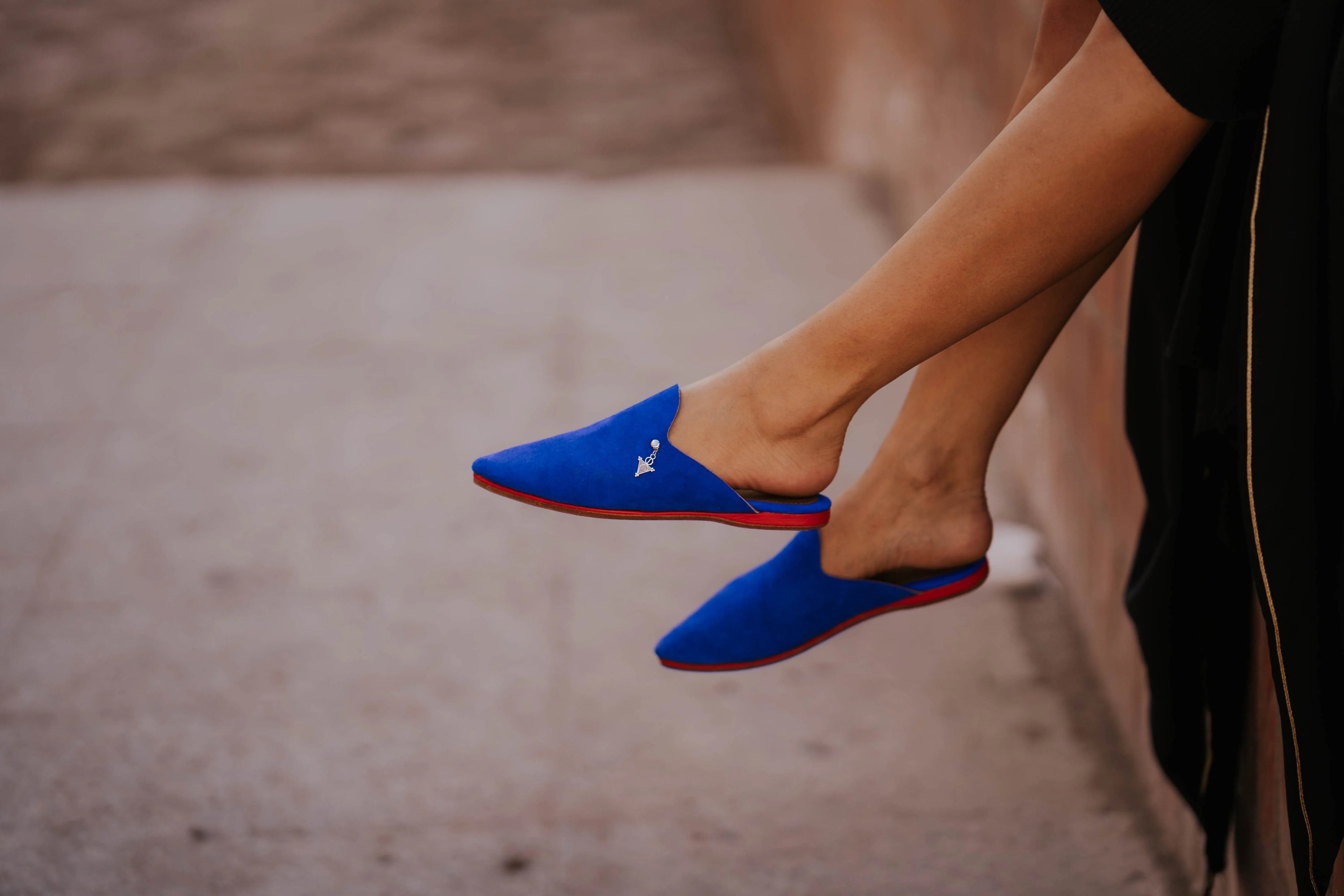 Babouche vs Slippers : Quelle est la différence et pourquoi choisir une babouche marocaine ?