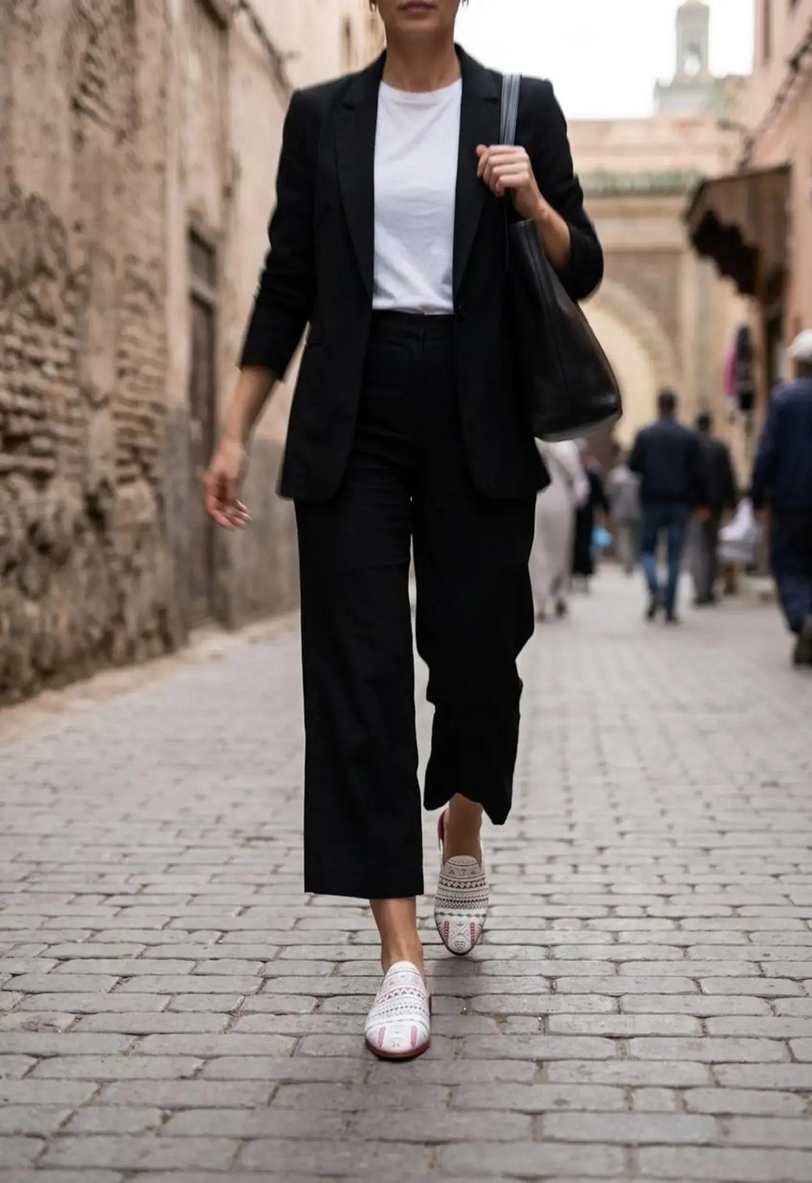 Comment porter des babouches modernes : guide pour femmes et hommes