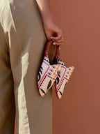 babouche belgha blanc , medina marrakech marocaine femme, fait main cuir de luxe personnalisée, artisanat zellige amazigh berbère contemporain, collection atlas, semelle rouge