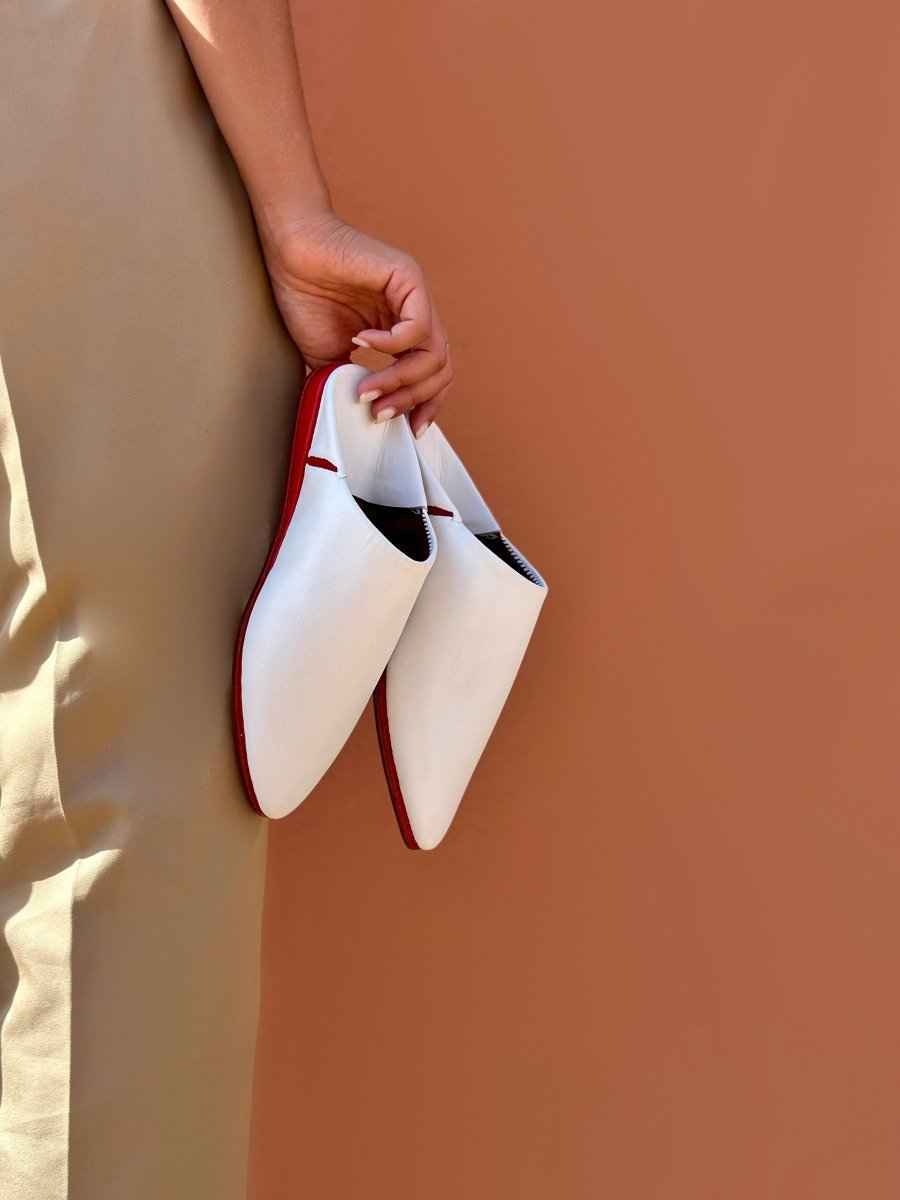 babouche belgha blanc intemporelle, medina marrakech marocaine homme, fait main cuir de luxe personnalisée, artisanat zellige amazigh berbère contemporain, collection atlas, semelle rouge