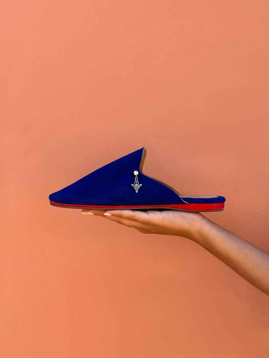 babouche belgha bleu, medina marrakech marocaine femme, fait main cuir de luxe personnalisée, artisanat amazigh contemporain, semelle rouge 