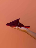 babouche belgha grenat, medina marrakech marocaine femme, fait main cuir de luxe personnalisée, artisanat zellige amazigh berbère contemporain, collection atlas, semelle rouge