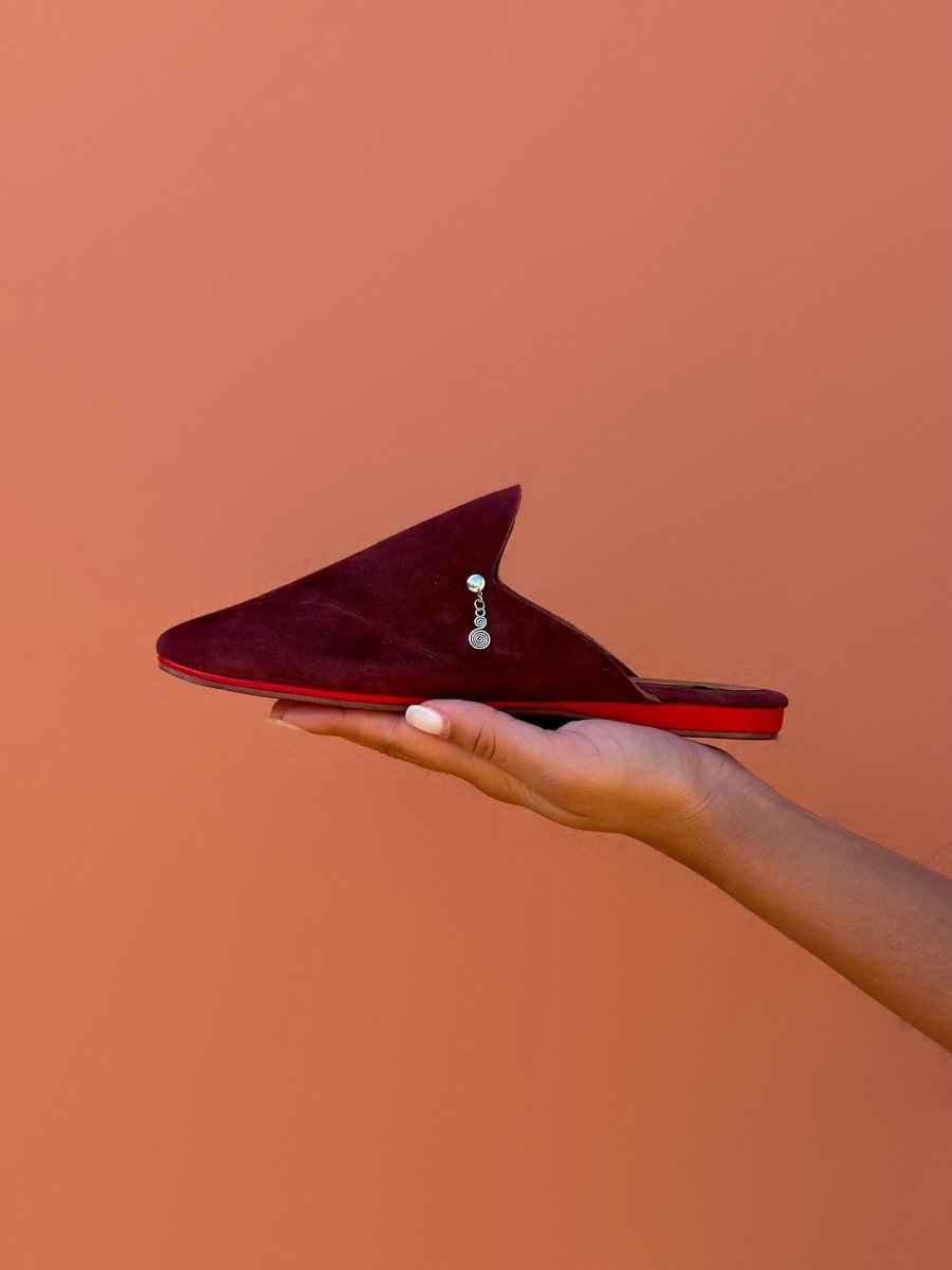 babouche belgha grenat, medina marrakech marocaine femme, fait main cuir de luxe personnalisée, artisanat zellige amazigh berbère contemporain, collection atlas, semelle rouge