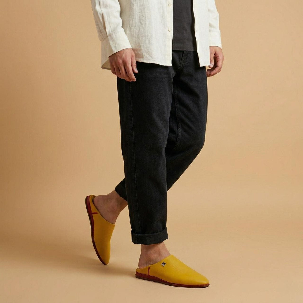 Babouche jaune Jaune Royal portée avec un pantalon noir