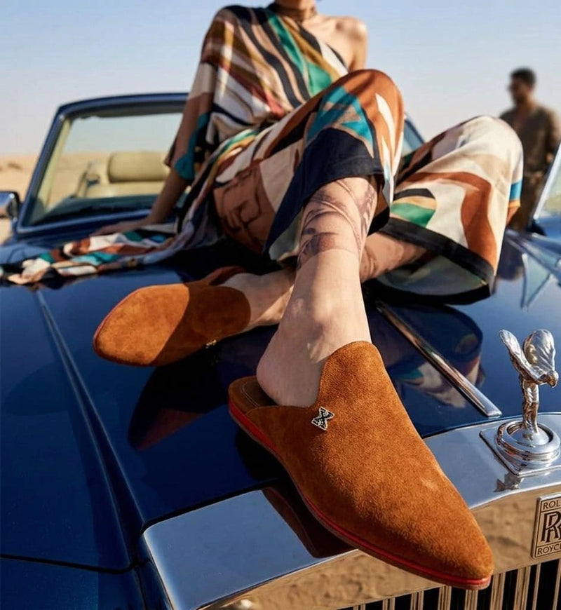 Vue de profil de la babouche marocaine contemporaine Zellige réalisée à la main à Marrakech