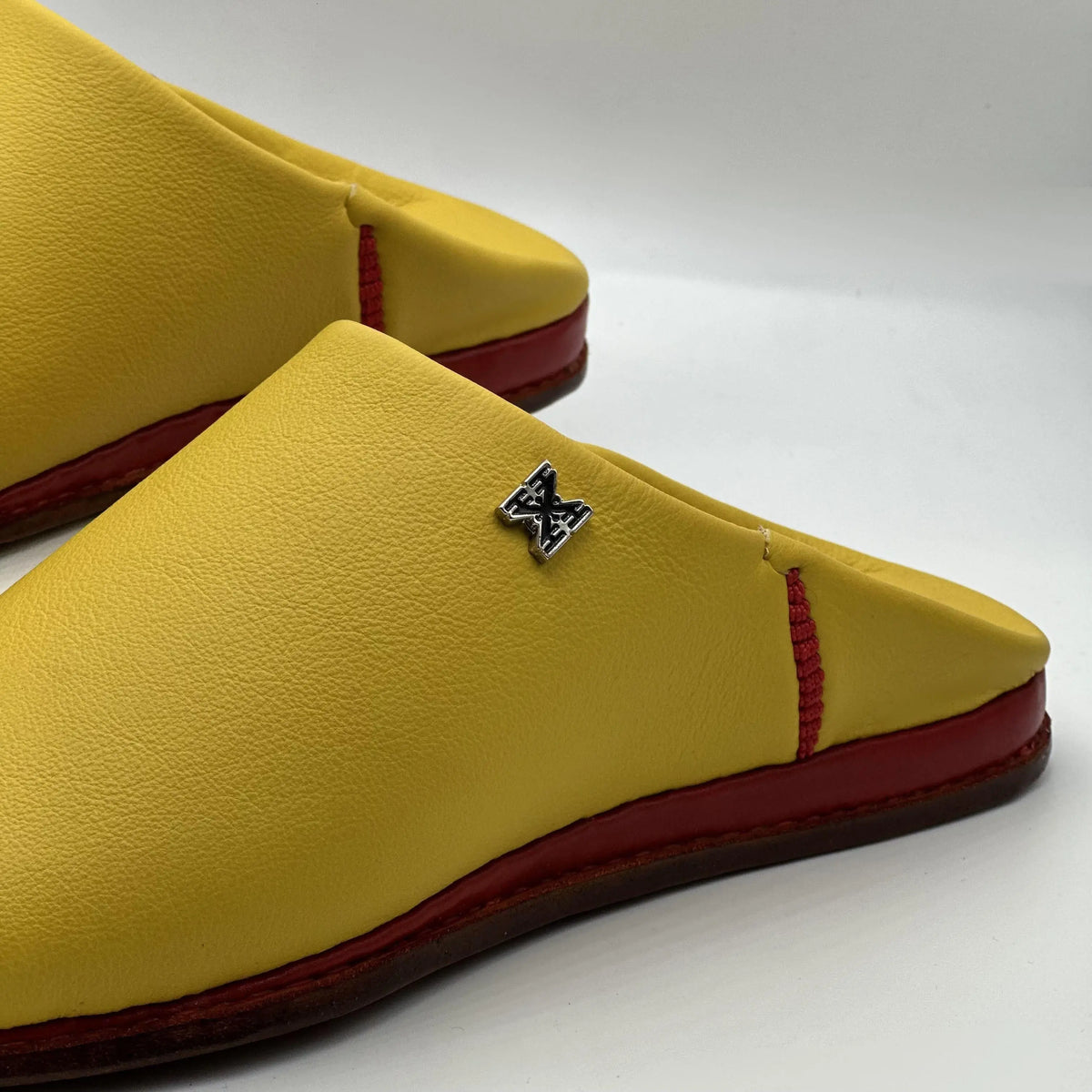 Paire de babouches Jaune Royal en cuir jaune, vue en trois-quarts