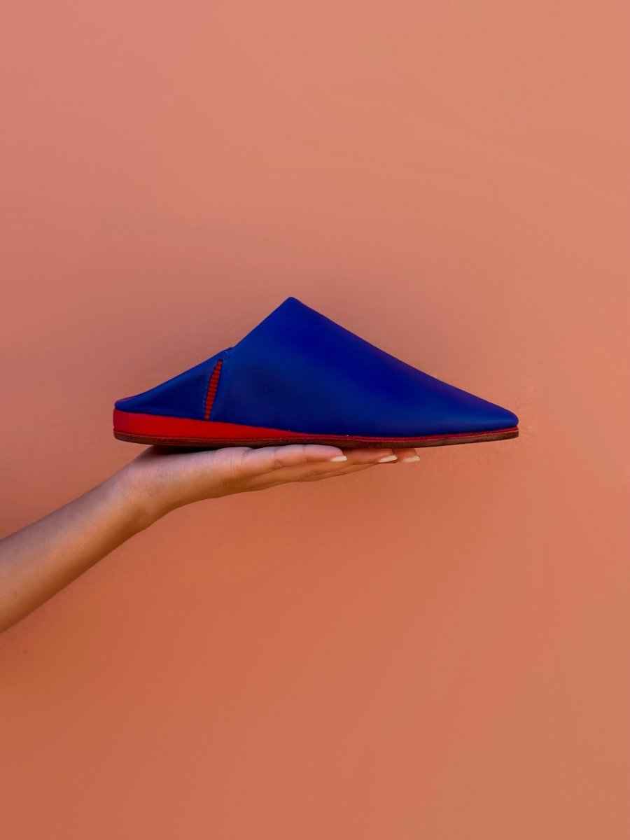 babouche belgha bleu, medina marrakech marocaine homme, fait main cuir de luxe personnalisée, artisanat zellige amazigh berbère contemporain, collection atlas, semelle rouge
