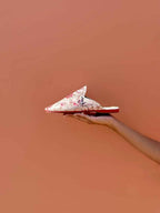 babouche belgha blanc dolce, medina marrakech marocaine femme, fait main cuir de luxe personnalisée, artisanat amazigh contemporain, semelle rouge 