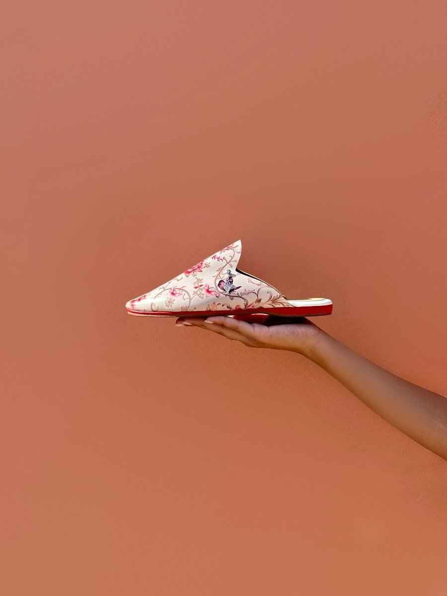 babouche belgha blanc dolce, medina marrakech marocaine femme, fait main cuir de luxe personnalisée, artisanat amazigh contemporain, semelle rouge 