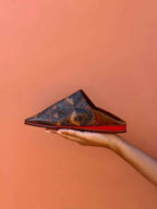 babouche belgha bleu, medina marrakech marocaine marron fibule, fait main cuir de luxe personnalisée, artisanat zellige amazigh berbère contemporain, collection atlas, semelle rouge