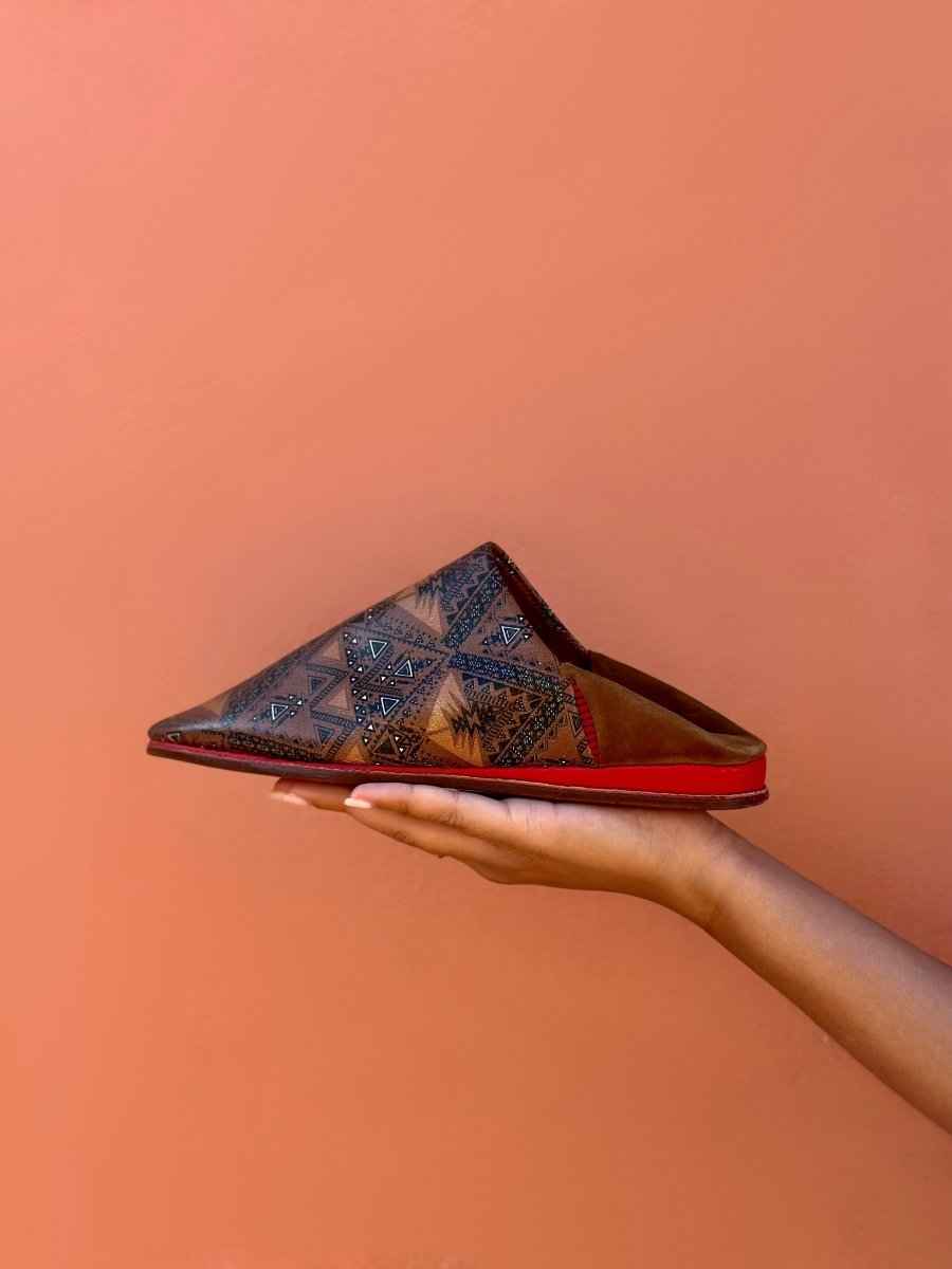 babouche belgha bleu, medina marrakech marocaine marron fibule, fait main cuir de luxe personnalisée, artisanat zellige amazigh berbère contemporain, collection atlas, semelle rouge