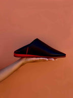 babouche belgha noire orient, medina marrakech marocaine homme, fait main cuir de luxe personnalisée, artisanat zellige amazigh berbère contemporain, collection atlas, semelle rouge