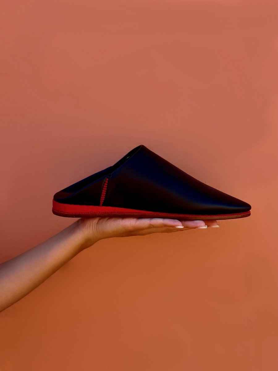 babouche belgha noire orient, medina marrakech marocaine homme, fait main cuir de luxe personnalisée, artisanat zellige amazigh berbère contemporain, collection atlas, semelle rouge